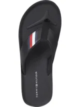 Ojotas negras Tommy Hilfiger con tira ancha de poliuretano acolchada y suela de goma EVA. Detalle de cinta distintiva con los colores de la marca en la tira.