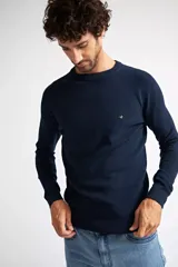 Sweater azul marino de punto con cuello redondo y manga larga.