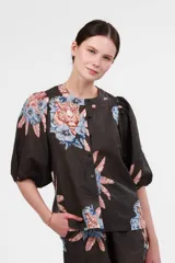 Camisa gris con estampado de tigres y flores, cuello mao, manga corta abullonada y cierre frontal con botones.