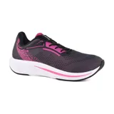Zapatillas deportivas de malla negra con detalles en rosa, de diseño ligero y cómodo, ideales para actividades físicas y uso diario.