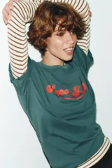 Camiseta de manga corta color verde azulado (teal) con efecto lavado, corte oversize y cuello redondo. Estampado frontal en color rojo con el texto "Sapore Felice" en tipografía cursiva.