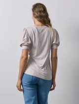 Remera blanca de modal con cuello redondo y mangas cortas abullonadas con puño.