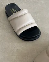 Sandalias negras de cuero vacuno con plantilla anatómica.