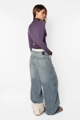 Top manga larga color morado, de morley, ajustado al cuerpo, con cuello alto y teñido degradado en las terminaciones.