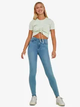 Pantalón de jean celeste, de corte skinny, tiro alto y largo hasta el tobillo.