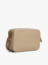 Bandolera Tommy Hilfiger color beige con logo dorado en el frente.