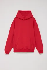 Canguro deportivo rojo con capucha y bolsillo tipo canguro, corte oversize.