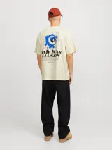 Camiseta color crema de manga corta y cuello redondo con estampado frontal que dice "Time is an illusion".