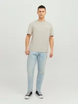Camiseta color beige de manga corta y cuello redondo con calce relajado.