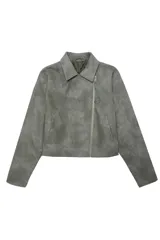 Campera biker color verde grisáceo con efecto desgastado, cuello con solapa y cierre lateral. Presenta herrajes plateados y detalles de cordones entrelazados en los codos y en la espalda.