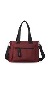 Bandolera morral color tostado con asas de mano y correa de hombro ajustables en color negro. Cuenta con un compartimento principal con cierre, un bolsillo frontal con cierre y tirador con la marca "LINCOLN'S", un bolsillo trasero con cierre y bolsillos laterales abiertos.