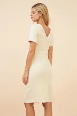 Vestido marrón de lana fina, corte a la rodilla, con cuello redondo, mangas cortas y bolsillos laterales.