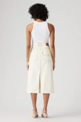 Falda midi color crudo con costuras a contratono y abertura en el lateral.