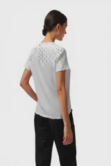 Remera gris con detalle de encaje calado en el cuello y hombros, de corte recto y manga corta.