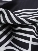 Pañuelo cuadrado de seda sintética con estampado de rayas diagonales en blanco y negro.