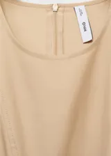 Vestido midi color beige, sin mangas y de corte evasé. Confeccionado en tejido mezcla de algodón y lyocell, con cuello redondo, tirantes anchos y bajo asimétrico deshilachado. Cierre de cremallera en la parte posterior y forro interior.
