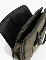 Cartera tipo briefcase negra con compartimentos múltiples para laptop, cierres de seguridad y asas ajustables.