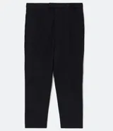 Pantalón de vestir negro, de corte slim cropped, con cintura elástica, cierre con cremallera y bolsillos laterales.