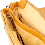 Bandolera color camel de símil cuero con diseño rectangular y acolchado. Tiene acceso con solapa y cierre, herrajes plateados y correa regulable. El interior es de tela de algodón y poliéster y cuenta con dos compartimentos, un bolsillo interno con cierre y otro abierto.