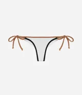 Bombacha de bikini color crudo con borde marrón, corte cavado y tiras laterales para atar.