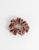 Maxi scrunchie plisada de velvet color rosa claro.