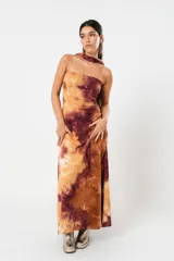 Vestido largo batik en tonos marrones y naranjas, con escote recto y lazo para el cuello.