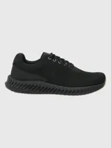 Zapatillas deportivas negras de tejido de punto, con cordones negros con detalles en rojo.