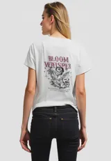 Remera negra de algodón con estampado de un corazón rojo con rosas amarillas y texto en estilo tatuaje old school.