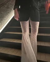 Pantalón de encaje color blanco, de corte palazzo y cintura elástica.