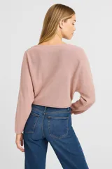 Sweater rosado de algodón, de punto liso, corte holgado y cuello bote.