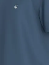 Remera azul de algodón con cuello redondo y logo CK bordado en el pecho.