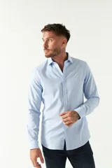 Camisa clásica de hombre en color celeste, con cuello italiano y ajuste slim, ideal para looks elegantes.