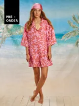 Camisa oversize color rosa con estampado abstracto en color coral, de manga corta y cuello camisero.