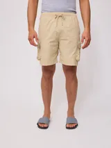 Short color beige de poliéster con bolsillos cargo laterales y cintura elástica ajustable con cordón.