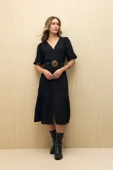 Vestido midi color marrón claro, con escote en V, mangas cortas abullonadas, botones frontales y falda con volantes.