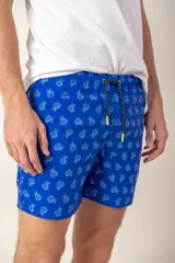 Short de baño azul con estampado de flores blancas, cintura elástica y cordón ajustable.