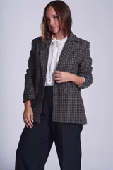 Blazer marrón a cuadros con solapas de muesca, cierre con dos botones y bolsillos delanteros con solapa.