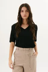 Remera negra de algodón con escote en V y mangas cortas.