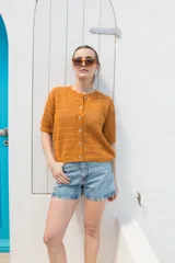 Saco tejido calado color celeste con mangas al codo y botones de coco.