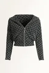 Campera corta de crochet de hilo celeste y negro, con cierre frontal y forro interior.