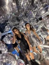 Vestido corto de lentejuelas color verde oliva, con escote en V, breteles finos cruzados en la espalda, cut-outs laterales y volado en el ruedo.