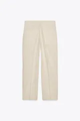 Pantalón azul marino de corte recto, confeccionado en lino. Presenta tiro alto, pinzas delanteras, bolsillos laterales y falsos bolsillos de vivo en la parte trasera.