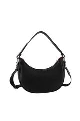 Bandolera negra de cuero sintético con textura granulada, cierre superior con cremallera, correa de hombro ajustable y desmontable, y logo de la marca grabado en el frente.