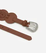 Cinturón marrón de cuero sintético con hebilla metálica grabada y apliques de discos unidos por cordones.