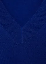 Sweater azul marino de punto fino con cuello en V y mangas largas.