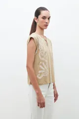 Remera blanca con puff print, de manga corta y diseño minimalista.
