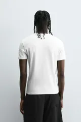 Camiseta negra de corte slim fit, cuello redondo y manga corta. Confeccionada en tejido de algodón con elasticidad y acabados en rib.