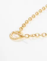 Collar dorado de acero quirúrgico con diseño de cadena y cierre de aro.