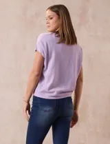 Buzo tejido color lila, marca Ninety. Escote en V. Calado en escote y delantera.