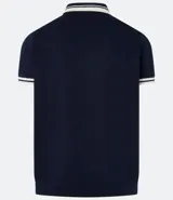 Remera polo comfort color crudo, de manga corta con ribete verde y cuello en V con ribete verde. Tiene un pequeño logo bordado en el pecho.